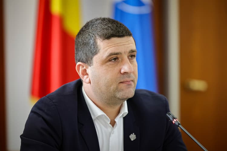 Românii stau la coadă și pe internet. La ADR doar 3,5% dintre angajați au pregătire tehnică de specialitate icon