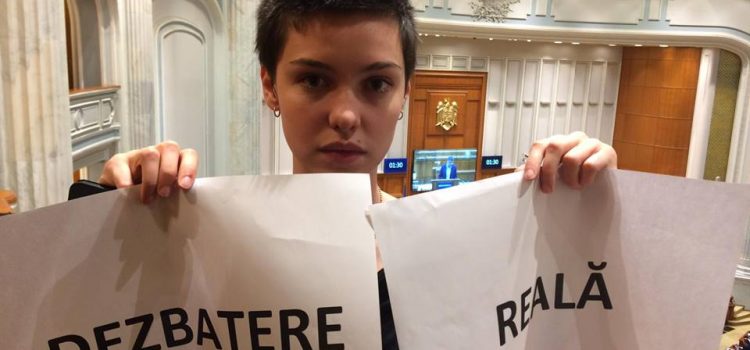 Cineaștii au protestat în Parlament față de respingerea Ordonanței Cinematografiei