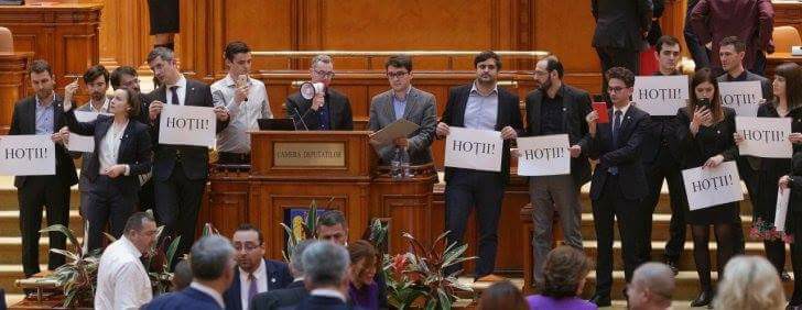 Luptă de gherilă în plenul Camerei Deputaților pentru a bloca adoptarea primei legi anti-justiție