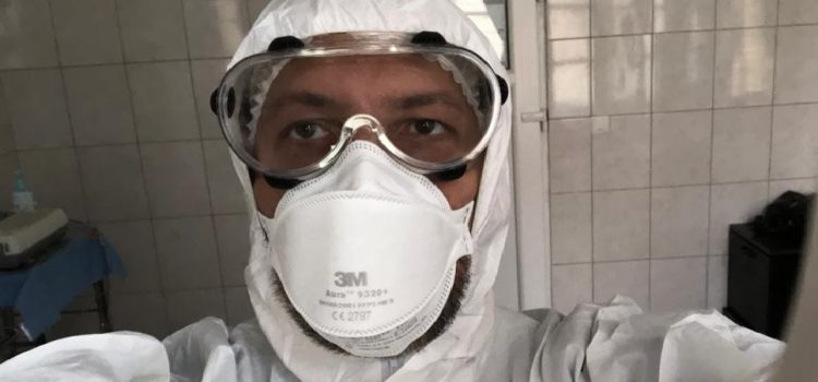 Senatorul USR Adrian Wiener tratează bolnavii de COVID-19 la Spitalul Județean Arad