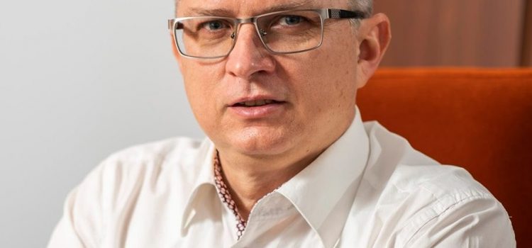 Veste bună pentru românii din Diaspora: Propunerea pentru îmbunătățirea serviciilor consulare, adoptată de Parlament