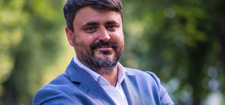 Inițiativa legislativă privind accesul copiilor și al tinerilor în curtea școlii după program, adoptată de Camera Deputaților
